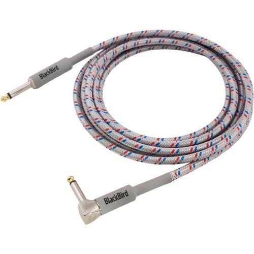 Na zdjęciu znajduje się kabel z wtykami Jack 6.3 mm, z jednym wtykiem kątowym, o długości 3 metrów, opleciony materiałem w szarym kolorze z czerwonymi i niebieskimi akcentami. Na obu końcówkach widnieje napis "BlackBird".