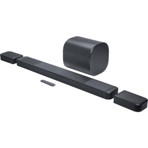Na zdjęciu znajduje się czarny soundbar z dwoma odłączanymi głośnikami, subwooferem oraz pilotem. Produkt jest marki JBL.