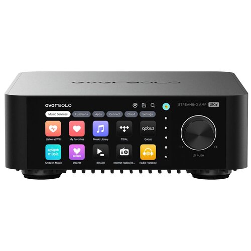 Czarny wzmacniacz z wyświetlaczem, na którym widoczne są ikony aplikacji muzycznych, takich jak Amazon Music, Deezer, TIDAL, Qobuz, IDAGIO oraz Radio Paradise. Na ekranie znajdują się również przyciski do funkcji, aplikacji, chmury i ustawień, a obok wyśw