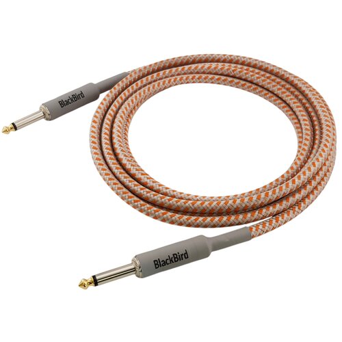 Na zdjęciu znajduje się kabel z wtykami Jack 6.3 mm, o długości 6 metrów, z plecionym, pomarańczowo-białym oplotem. Na szarych osłonach wtyków widnieje napis "BlackBird".