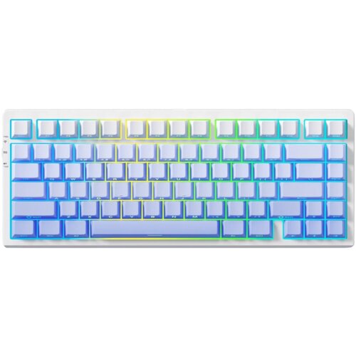 Biała klawiatura mechaniczna z podświetleniem RGB, ukazująca różnokolorowe efekty świetlne wokół klawiszy. Na klawiaturze widoczne są oznaczenia liter i symboli, a w lewym dolnym rogu znajduje się logo producenta.
