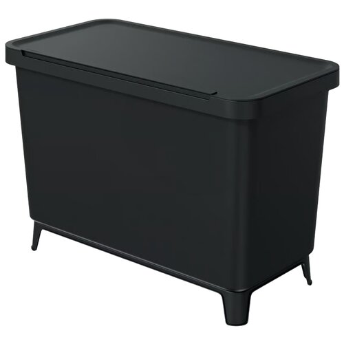 Czarny kosz na śmieci do segregacji o prostokątnym kształcie, z pokrywą i czterema krótkimi nóżkami. Produkt ma gładką powierzchnię i minimalistyczny design.