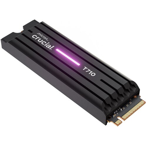Czarny dysk SSD z radiatorem, na którym widnieje logo "micron crucial" oraz oznaczenie modelu "T710", z podświetleniem w kolorze fioletowym. Dysk posiada złącze na jednym z końców.