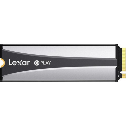 Na zdjęciu widoczny jest dysk SSD z napisem "Lexar PLAY" na ciemnoszarym tle. Dysk ma prostokątny kształt z metalicznymi elementami i złotymi złączami po jednej stronie.