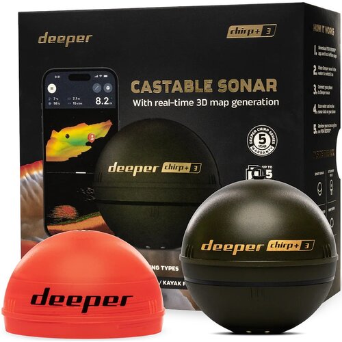 Na zdjęciu znajduje się opakowanie echosondy wędkarskiej z napisem "deeper chirp+ 3" oraz "CASTABLE SONAR With real-time 3D map generation". Przed opakowaniem widoczne są dwie kuliste echosondy, jedna pomarańczowa z napisem "deeper", druga ciemna z napise