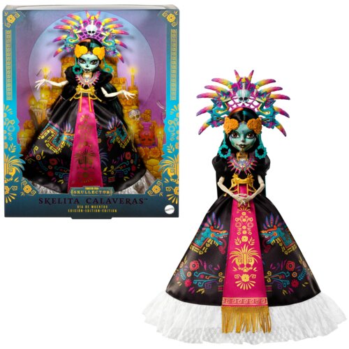Lalka Monster High Skelita Calaveras Dia De Muertos jest ubrana w czarną suknię z kolorowymi wzorami i różowym pasem, a na głowie ma ozdobny, wielobarwny headdress. Opakowanie zawiera napisy: "Skelita Calaveras", "Dia De Muertos", "Edition-Édition-Edición