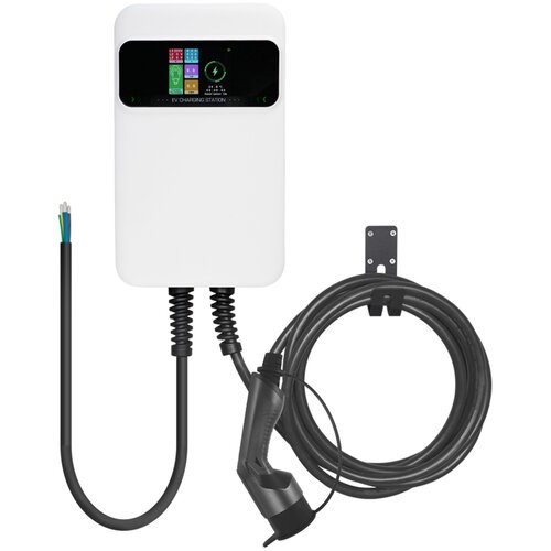 Biały panel ładowarki do samochodu elektrycznego z wyświetlaczem, na którym widoczne są kolorowe ikony oraz napis "EV CHARGING STATION". Obok panelu znajduje się zwinięty kabel z wtyczką do ładowania.