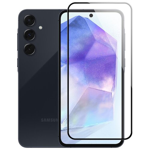Na zdjęciu widoczny jest smartfon z trzema obiektywami aparatu oraz szkło hartowane na ekranie, które jest przezroczyste i ma czarną ramkę. Na obudowie telefonu znajduje się napis "SAMSUNG".