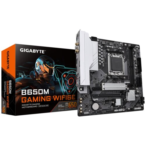 Pudełko z napisem "GIGABYTE B650M GAMING WIFI6E" oraz "AMD Ryzen B650" obok płyty głównej z widocznymi złączami i komponentami. Na opakowaniu znajduje się grafika futurystycznego robota.