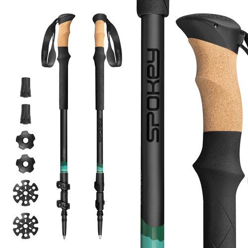 Czarno-zielone kijki trekkingowe z korkowymi uchwytami, regulowane w zakresie 105-135 cm, z widocznym logo "SPOKEY". Obok kijków znajdują się wymienne końcówki i talerzyki.