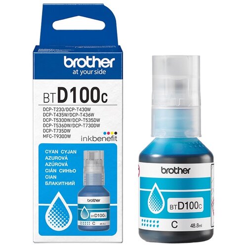 Na zdjęciu znajduje się opakowanie i butelka tuszu Brother BTD100C o pojemności 48.8 ml w kolorze błękitnym. Na opakowaniu widnieje napis "brother at your side" oraz lista kompatybilnych modeli drukarek, a także słowo "inkbenefit".