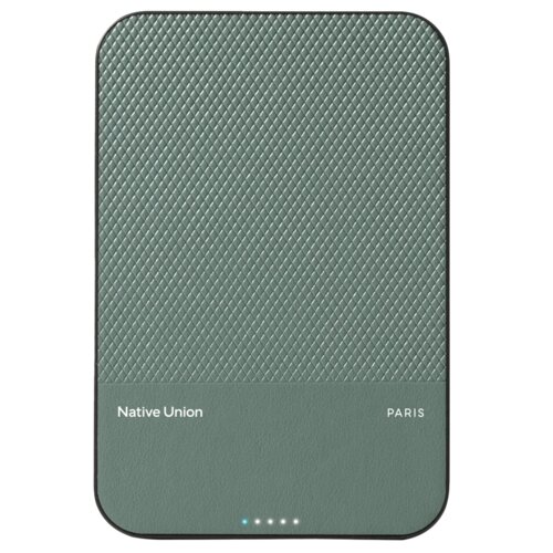 Zielony powerbank z teksturą w romby na górnej części i gładką powierzchnią na dole, z napisami "Native Union" i "PARIS". Na dole widoczne są cztery białe i jedna niebieska dioda.