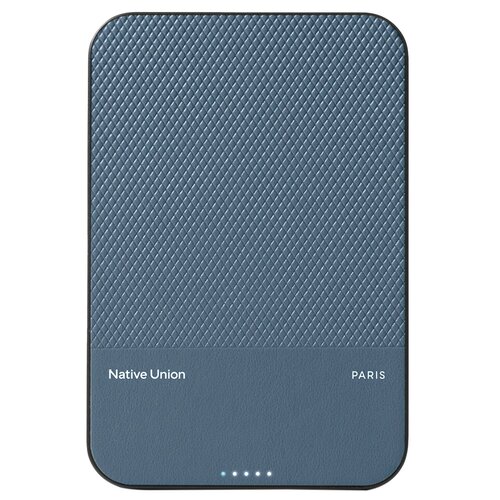 Granatowy powerbank o prostokątnym kształcie z zaokrąglonymi rogami, posiada teksturowaną powierzchnię w górnej części. Na dolnej części widnieje napis "Native Union" oraz "PARIS", a poniżej znajdują się cztery małe, białe diody.