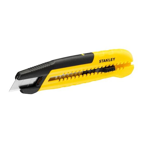 Na zdjęciu widoczny jest żółto-czarny nóż do tapet z wysuniętym ostrzem, na którym znajduje się napis "STANLEY". Rękojeść noża ma ergonomiczny kształt z wyraźnym miejscem na palce.