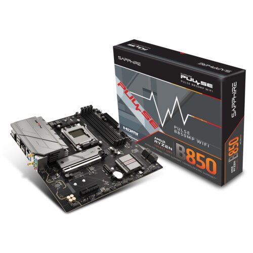 Na zdjęciu widoczna jest płyta główna z oznaczeniami HDMI i logo producenta, obok której znajduje się pudełko z napisem "SAPPHIRE Pulse B850M WiFi" oraz "AMD Ryzen B850". Pudełko ma ciemne tło z czerwonymi i białymi elementami graficznymi.