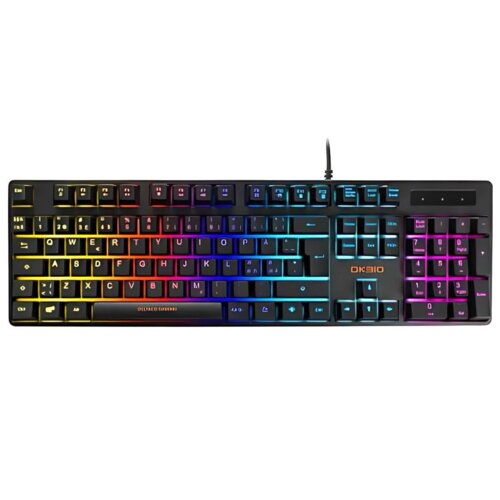 Czarna klawiatura z podświetleniem RGB, układ klawiszy QWERTY, z widocznym napisem "DELTACO GAMING" na spacji oraz oznaczeniem "DK310" w prawym górnym rogu. Klawisze są podświetlone w różnych kolorach, tworząc efekt tęczy.