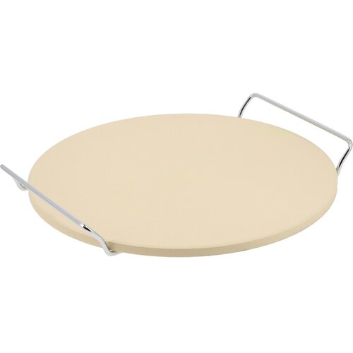 Okrągły kamień do pizzy w jasnym kolorze z metalowymi uchwytami po obu stronach. Produkt nie posiada widocznych napisów ani logo.