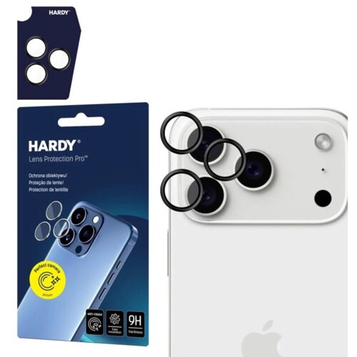 Opakowanie produktu z napisem "HARDY Lens Protection Pro" oraz grafiką przedstawiającą telefon z nałożoną ochroną na obiektyw. Obok znajduje się zdjęcie telefonu z trzema obiektywami, na które nałożone są okrągłe nakładki ochronne.