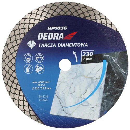 Na zdjęciu znajduje się tarcza diamentowa z napisem "HP1036 DEDRA TARCZA DIAMENTOWA" oraz oznaczeniem "230 mm". Widoczne są również piktogramy dotyczące bezpieczeństwa, specyfikacje techniczne "max 6600 min⁻¹, 80 m/s, Ø 230 / 22,2 mm" oraz oznaczenie "EN1