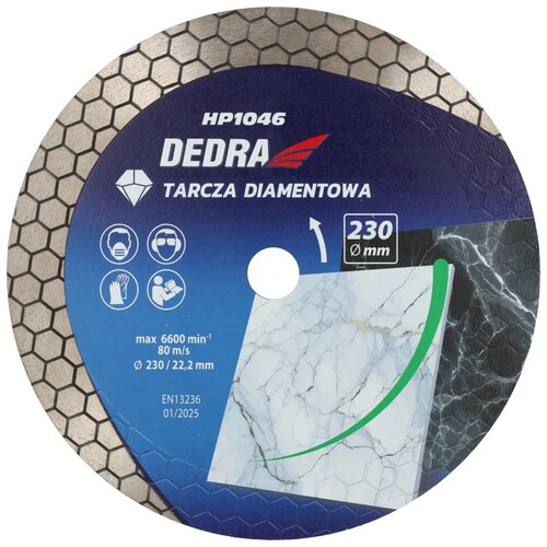 Tarcza do cięcia z napisem "DEDRA TARCZA DIAMENTOWA" oraz oznaczeniem "HP1046" i "230 mm". Widoczne są piktogramy dotyczące bezpieczeństwa, a także specyfikacje: "max 6600 min⁻¹", "80 m/s", "Ø 230 / 22,2 mm", "EN13236", "01/2025".