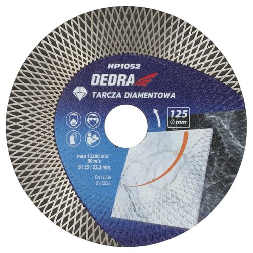 Na zdjęciu znajduje się tarcza diamentowa z widocznym logo "DEDRA" oraz oznaczeniami: "HP1052", "TARCZA DIAMENTOWA", "125 mm", "max 12200 min⁻¹", "80 m/s", "⌀125/22,2 mm", "EN13236", "01/2025". Tarcza ma wzór siatki na krawędzi i ilustrację cięcia marmuru