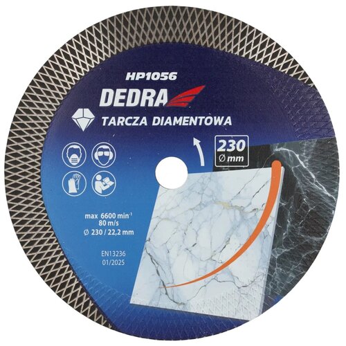 Na zdjęciu znajduje się tarcza diamentowa z napisem "DEDRA HP1056 TARCZA DIAMENTOWA" oraz oznaczeniem "230 mm". Widoczne są również piktogramy dotyczące bezpieczeństwa, specyfikacje techniczne "max 6600 min⁻¹, 80 m/s, Ø 230 / 22,2 mm" oraz oznaczenie "EN1