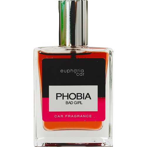 Na zdjęciu znajduje się butelka odświeżacza do samochodu o nazwie "EUPHORIA CAR Phobia Limited Edition Bad Girl 50 ml". Etykieta jest czarno-różowa z białym napisem "PHOBIA BAD GIRL" oraz "CAR FRAGRANCE".