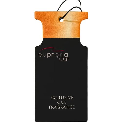 Prostokątny odświeżacz do samochodu z czarną dolną częścią i pomarańczową górną, z napisem "euphoria car" oraz "EXCLUSIVE CAR FRAGRANCE". Odświeżacz posiada otwór z czarnym sznurkiem do zawieszenia.