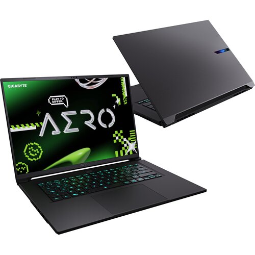 Na zdjęciu widoczny jest laptop z otwartym ekranem, na którym wyświetlany jest napis "GIGABYTE" oraz "AERO" na tle zielono-czarnej grafiki z elementami pikselowymi i napisem "PLAY TO DIFFER". Obok znajduje się widok tylnej części zamkniętego laptopa, na k