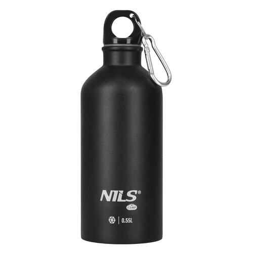 Czarna butelka turystyczna z metalowym karabińczykiem przy zakrętce, na której widnieje logo "NILS" oraz oznaczenie pojemności "0.55L".