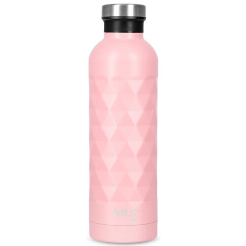 Różowa butelka termiczna o pojemności 750 ml z geometrycznym wzorem na powierzchni. Na dolnej części butelki widoczne jest logo "NILS CAMP".