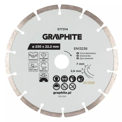 Na zdjęciu znajduje się tarcza do cięcia z napisem "GRAPHITE" oraz oznaczeniami: "57T314", "Ø 230 x 22.2 mm", "EN13236", "Tarcza diamentowa", "7 mm", "2,6 mm", "02/2025", a także piktogramy dotyczące zastosowania i bezpieczeństwa. Widoczne są również symb