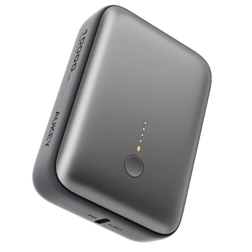 Szary powerbank z zaokrąglonymi krawędziami, na którym widoczne są cztery diody LED oraz przycisk. Na bocznej krawędzi znajduje się napis "10000 mAh" oraz "AUKEY", a przy porcie oznaczenia "PD" i "In/Out".
