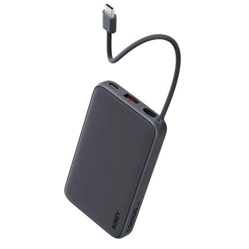 Szary powerbank z widocznym logo "AUKEY" oraz oznaczeniem pojemności "10000 mAh" na obudowie, posiada zintegrowany kabel z końcówką USB-C. Na górnej krawędzi znajdują się różne porty, w tym jeden z pomarańczowym wnętrzem.