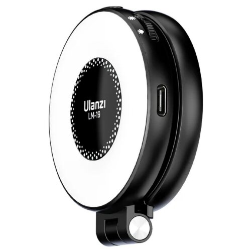 Czarna lampa LED o okrągłym kształcie z białym frontem, na którym widnieje napis "Ulanzi LM-19" otoczony kropkowanym wzorem. Na boku lampy znajduje się port USB-C oraz przyciski z symbolami słońca.