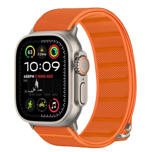 Pomarańczowy pasek nylonowy do zegarka Apple Watch, kompatybilny z modelami 6/7/8/9/10/SE/Ultra 1/2 o rozmiarach 44/45/46/49 mm. Na ekranie zegarka widoczne są różne wskaźniki, w tym godzina 10:09, tętno 68 BPM oraz ikony aktywności.