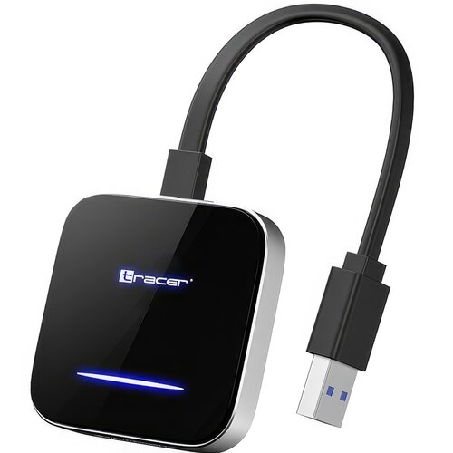 Czarny adapter z błyszczącą powierzchnią i podświetlanym logo "tracer" oraz niebieskim paskiem świetlnym, posiada zintegrowany kabel zakończony wtykiem USB. Produkt ma zaokrąglone krawędzie i srebrne boki.