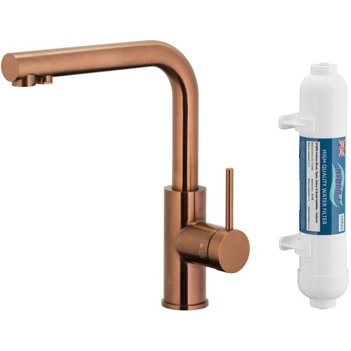Na zdjęciu widoczna jest bateria kuchenna w kolorze miedzi szczotkowanej z prostokątną wylewką oraz białym filtrem do wody z napisem "HIGH QUALITY WATER FILTER". Bateria ma cylindryczny korpus z dźwignią do regulacji wody, a na filtrze znajduje się flaga 