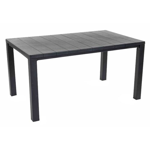 Na zdjęciu widoczny jest prostokątny stół ogrodowy w kolorze grafitowym, z prostymi, solidnymi nogami i blatem imitującym deski. Stół ma minimalistyczny design, bez dodatkowych ozdób.