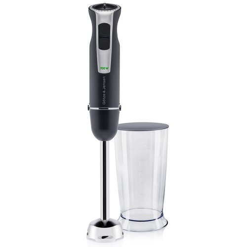 Na zdjęciu znajduje się czarny blender ręczny z metalową końcówką oraz przezroczysty pojemnik z miarką. Na blenderze widoczny jest napis "Götze & Jensen" oraz oznaczenie mocy "700 W".