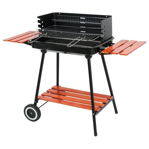 Grill węglowy z metalowym rusztem i bocznymi półkami z drewna, wyposażony w dolną półkę oraz dwa kółka ułatwiające transport. Produkt ma czarną konstrukcję z pomarańczowymi elementami drewnianymi.