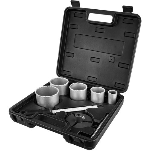Czarny plastikowy futerał zawiera zestaw otwornic GRAPHITE 56T743 składający się z ośmiu elementów, w tym kilku otwornic o różnych średnicach oraz akcesoriów. Wnętrze futerału jest wyprofilowane, aby pomieścić wszystkie elementy zestawu.