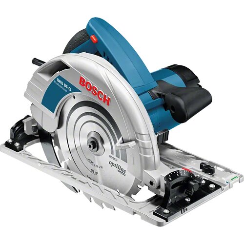 Na zdjęciu znajduje się pilarka tarczowa z widocznym logo "BOSCH" oraz napisami "GKS 85 G Professional" i "optiline wood". Urządzenie ma niebiesko-srebrną obudowę i widoczny jest mechanizm tarczy tnącej.