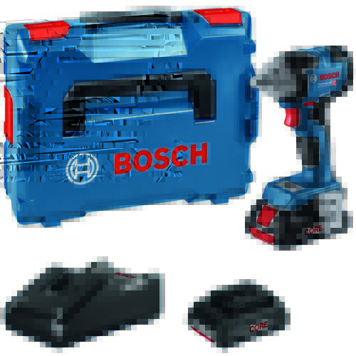 Na zdjęciu znajduje się niebieska walizka z czarną rączką i czerwonym logo "BOSCH", obok której stoi zakrętarka udarowa z akumulatorem oznaczonym "ProCORE 18V". Na dole widoczne są ładowarka i dodatkowy akumulator z napisem "ProCORE 18V".