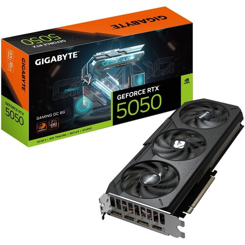 Pudełko karty graficznej z napisem "GIGABYTE" oraz "GeForce RTX 5050" w kolorach czarnym, pomarańczowym i zielonym, z grafiką futurystycznego urządzenia. Obok znajduje się sama karta graficzna z trzema wentylatorami i widocznymi portami wyjściowymi.