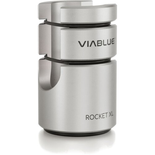 Srebrna podstawka na kable z napisem "VIABLUE" na górnej części oraz "ROCKET XL" na dolnej części. Produkt ma cylindryczny kształt z wycięciami i czarnymi elementami.