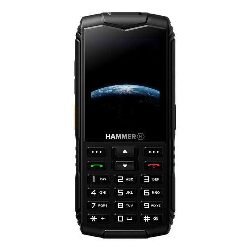 Telefon komórkowy z wyświetlaczem, na którym widoczny jest obraz Ziemi z kosmosu. Poniżej ekranu znajduje się logo "HAMMER" oraz klawiatura numeryczna z przyciskami funkcyjnymi.