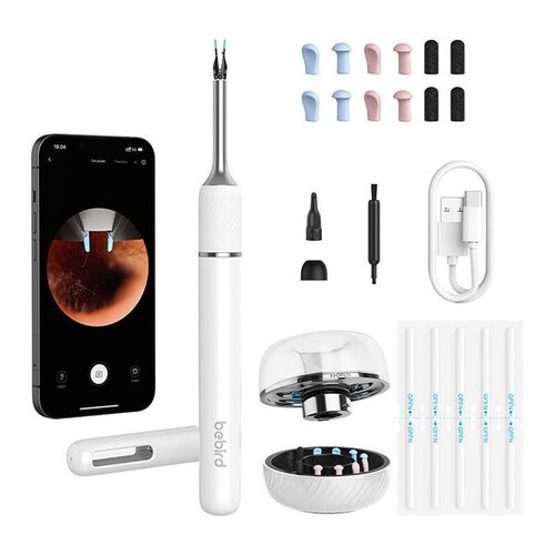 Na zdjęciu znajduje się biały otoskop z kamerą, obok którego widoczny jest smartfon z wyświetlonym obrazem z kamery. Wokół otoskopu rozmieszczone są różne akcesoria, w tym kolorowe końcówki, kabel USB oraz etui, a na otoskopie widnieje logo "bebird".