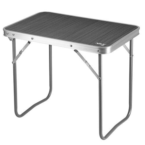 Ciemnoszary stolik kempingowy z metalowymi nogami i aluminiową ramą, o wymiarach 80 x 60 x 70 cm. Na blacie widoczne jest logo "NILS CAMP".