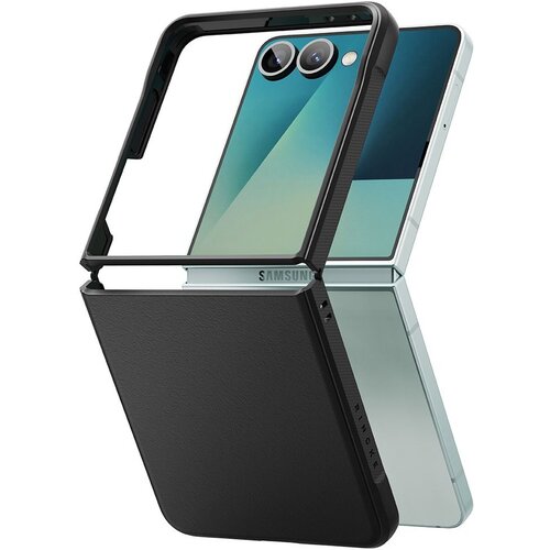 Czarne etui RINGKE Onyx Magnetic MagSafe jest pokazane na tle złożonego telefonu Samsung Galaxy Z Flip 7, z widocznymi dwoma obiektywami aparatu. Na etui znajduje się napis "RINGKE", a na telefonie widoczny jest napis "SAMSUNG".